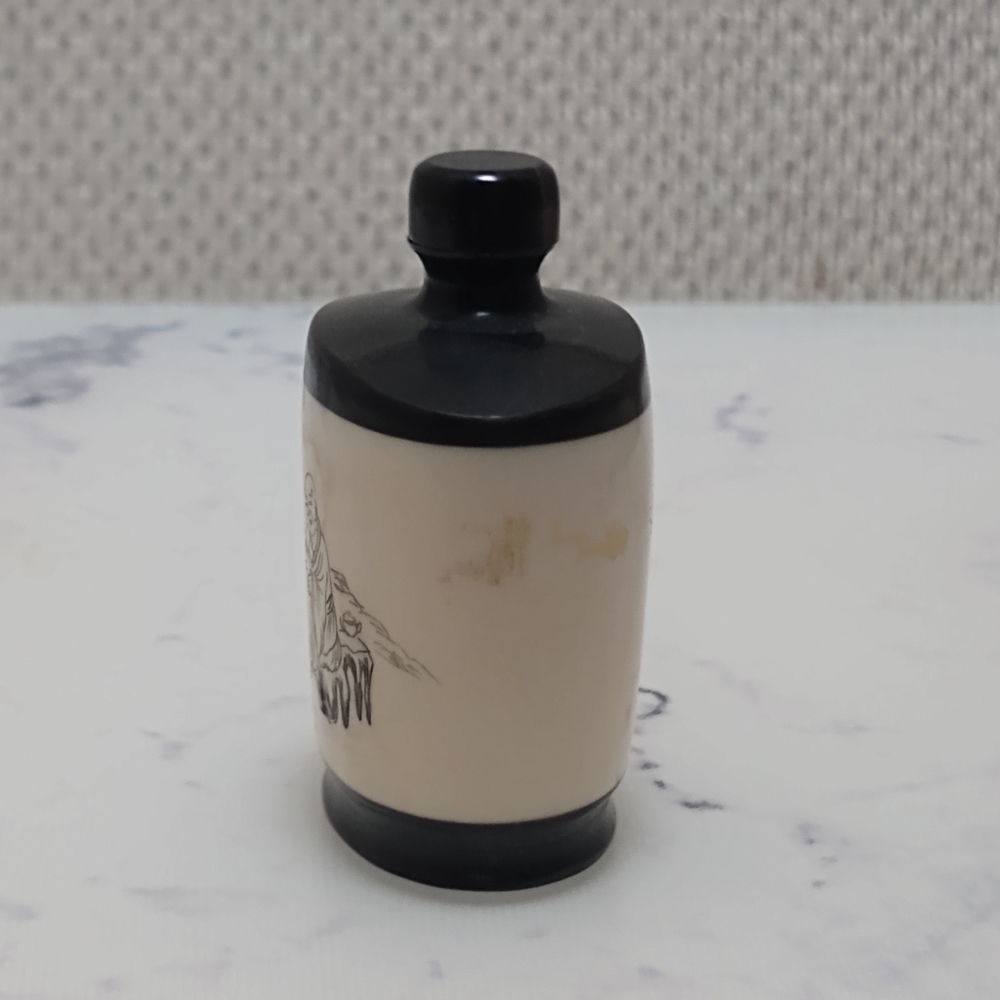 Vintage Carved Etched Snuff Bottle - Picture 4 of 8